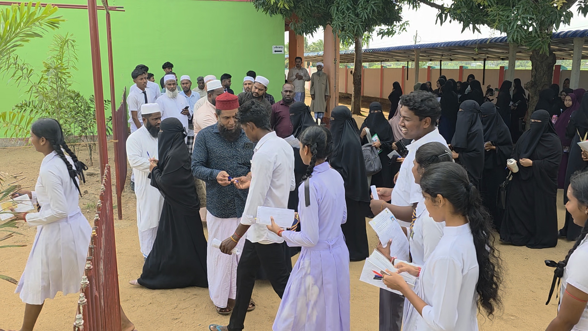 நாடு முழுவதும் இன்று ஆரம்பமான உயர்தரப் பரீட்சை - பேருந்துகள் இன்றி தவித்த மாணவர்கள் 5