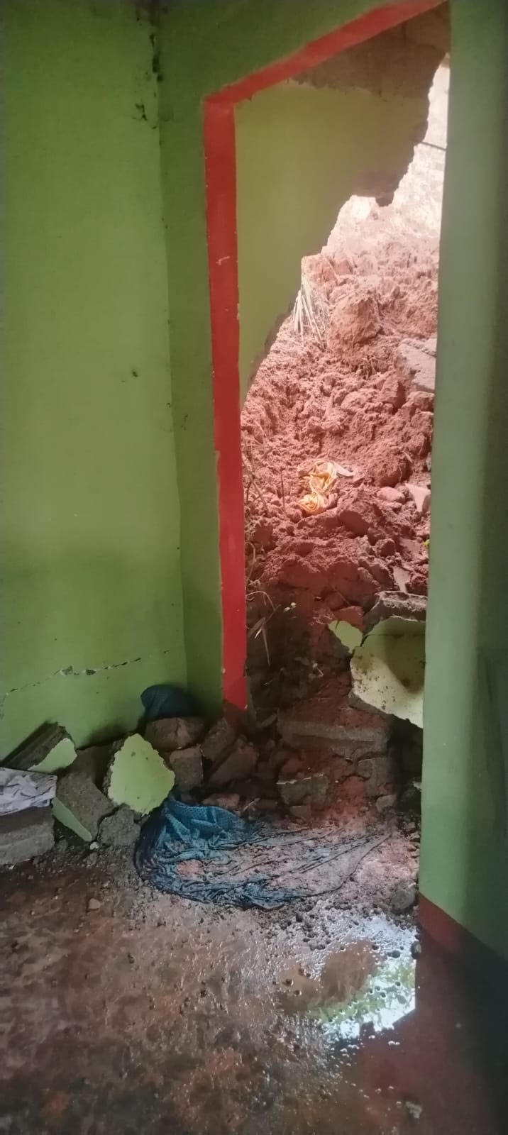 எந்நேரமும் இடிந்து விழும் அபாயத்தில் குடியிருப்பு சுவர் - அச்சத்தில் தோட்ட மக்கள் 4