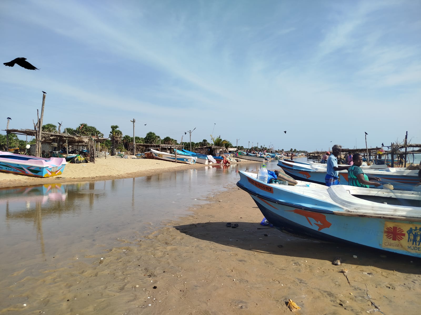 முல்லைத்தீவில் அதிகரித்த கடற்சீற்றம்; மீனவர்களின் வாடிகளுக்குள் புகுந்த கடல்நீர் 2